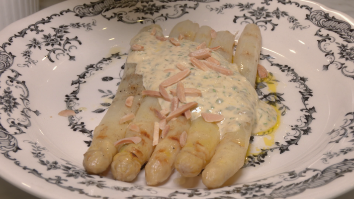 Aquí la Tierra - Espárragos blancos a la brasa con salsa gribiche