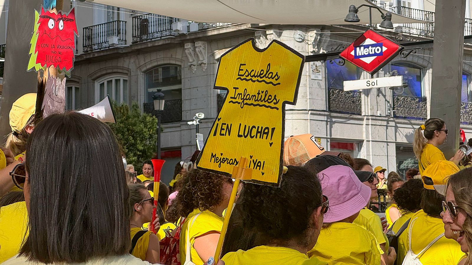 Los sindicatos convocan una huelga indefinida en la educación en Madrid - Telediario 1 | Ver
