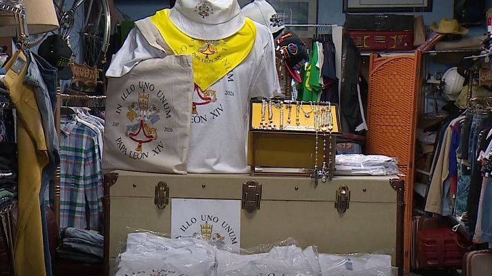 Telediario 1 - Llega el 'merchandising' de la visita del papa