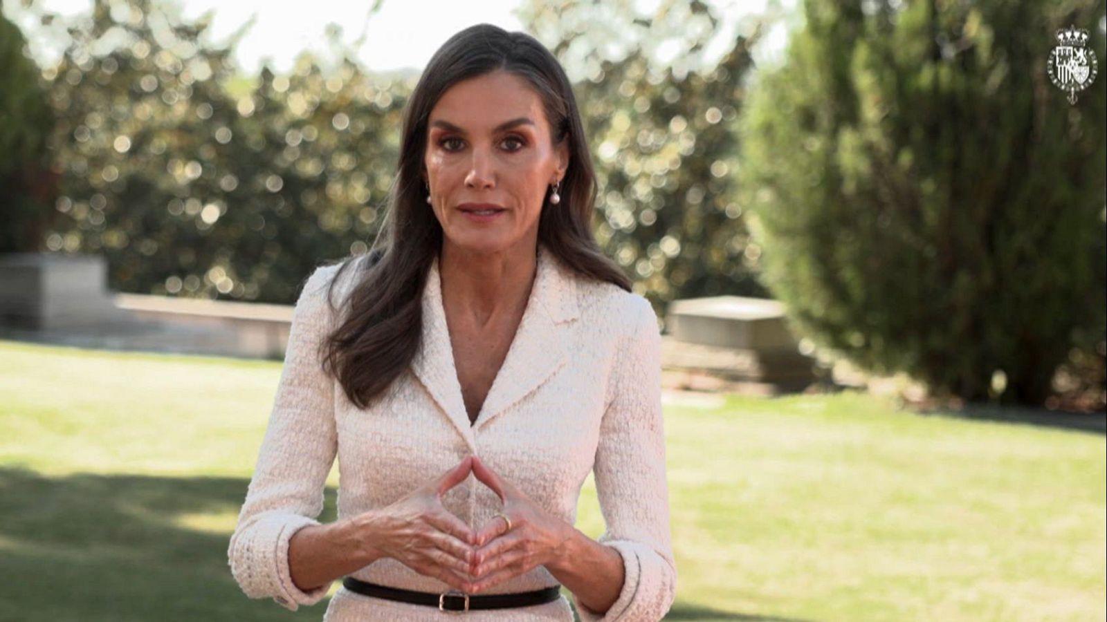 La reina Letizia alerta sobre los vapeadores: "Fumar mata" | Ver