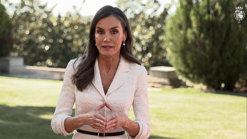 La reina Letizia alerta sobre los vapeadores: "Fumar mata" | Ver