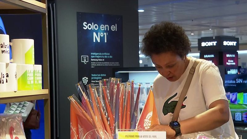 Els records oficials de la visita de Lleó XIV ja arriben als carrers - L'Informatiu | Veure