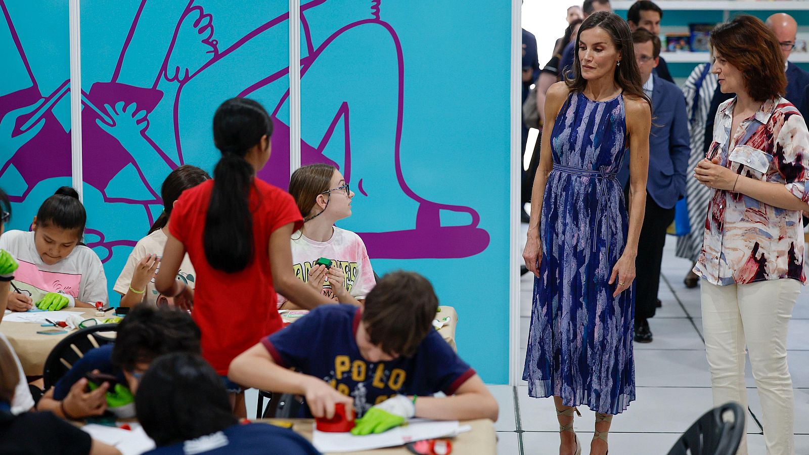 Estudiantes del CEIP Nuestra Señora de la Almudena de Madrid han charlado con la reina sobre su proyecto de radio escolar, en el marco de la visita de Letizia a la Feria del Libro de la capital. Una de las alumnas de sexto de primaria ha pedido a la reina "un consejo" para ser mejores periodistas. Letizia les ha respondido que deben "leer mucho".