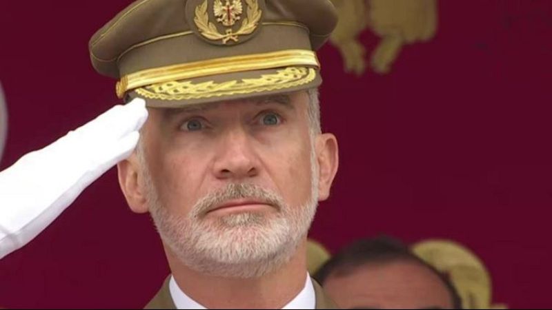 La bandera nacional cae durante el Día de las Fuerzas Armadas - RTVE Noticias Vídeo | Ver