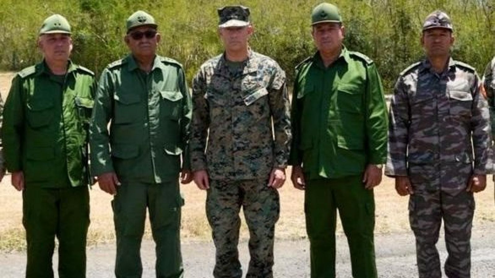 El comandante del SOUTHCOM se reúne con mandos militares cubanos | Ver