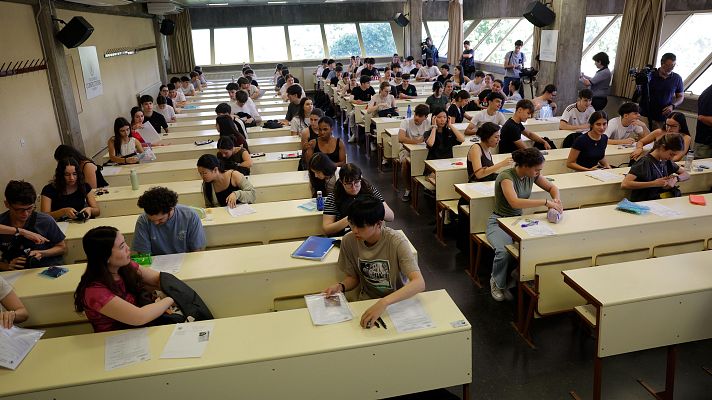 Telediario 1 - La primera Prueba de Acceso a la Universidad (PAU) con controles electrónicos