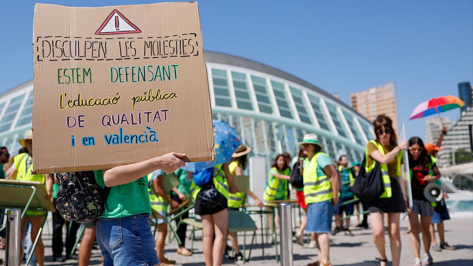 Agresión policial a una manifestante que protestaba en defensa de la educación pública | Ver