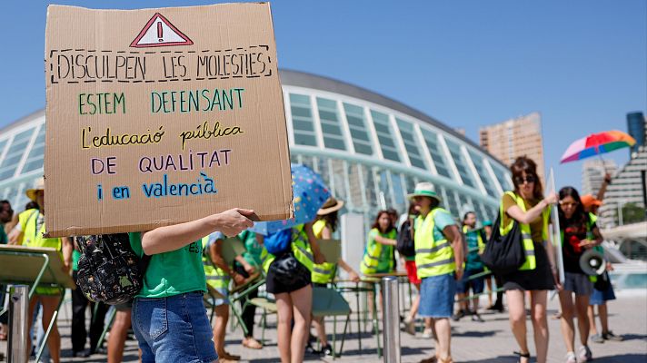  - Agresión policial a una manifestante que protestaba en defensa de la educación pública