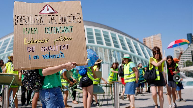 Agresión policial a una manifestante que protestaba en defensa de la educación pública | Ver
