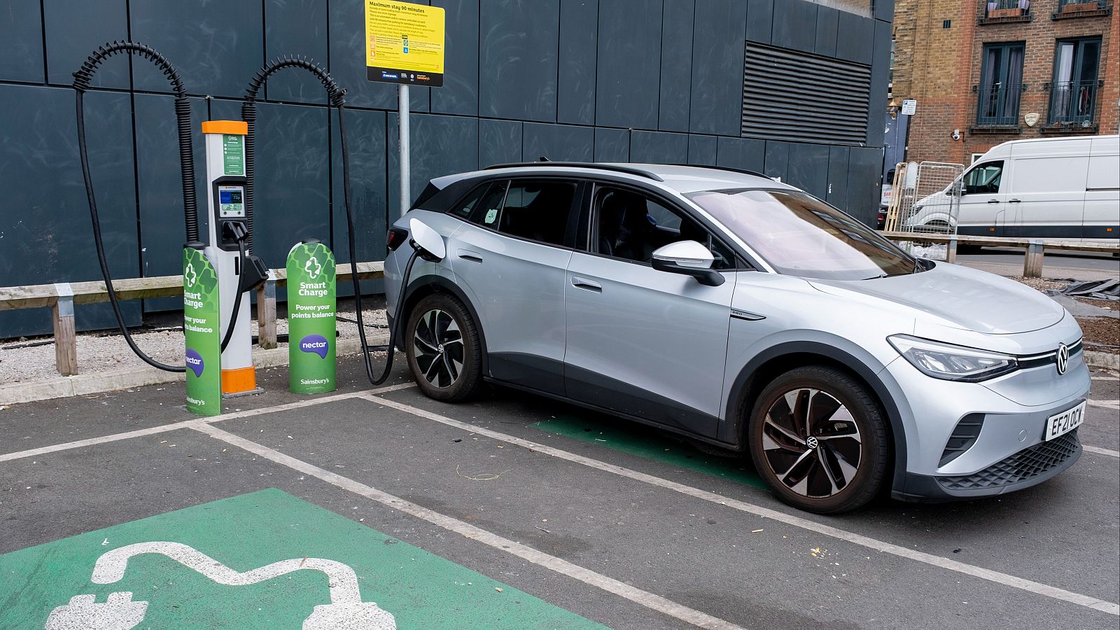Los coches híbridos y eléctricos cada vez los más vendidos | Ver