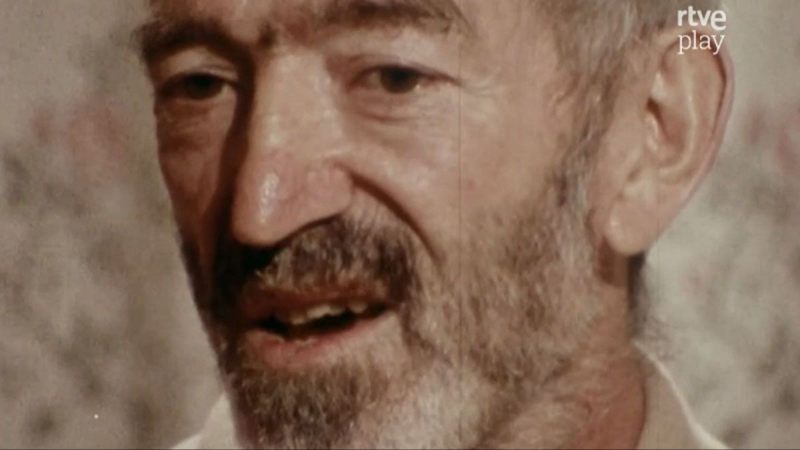 Vicente Ferrer, hombre mayor con barba canosa, sonríe con arrugas de expresión. Viste camisa clara. Logo de "rtve play" en la esquina superior derecha.