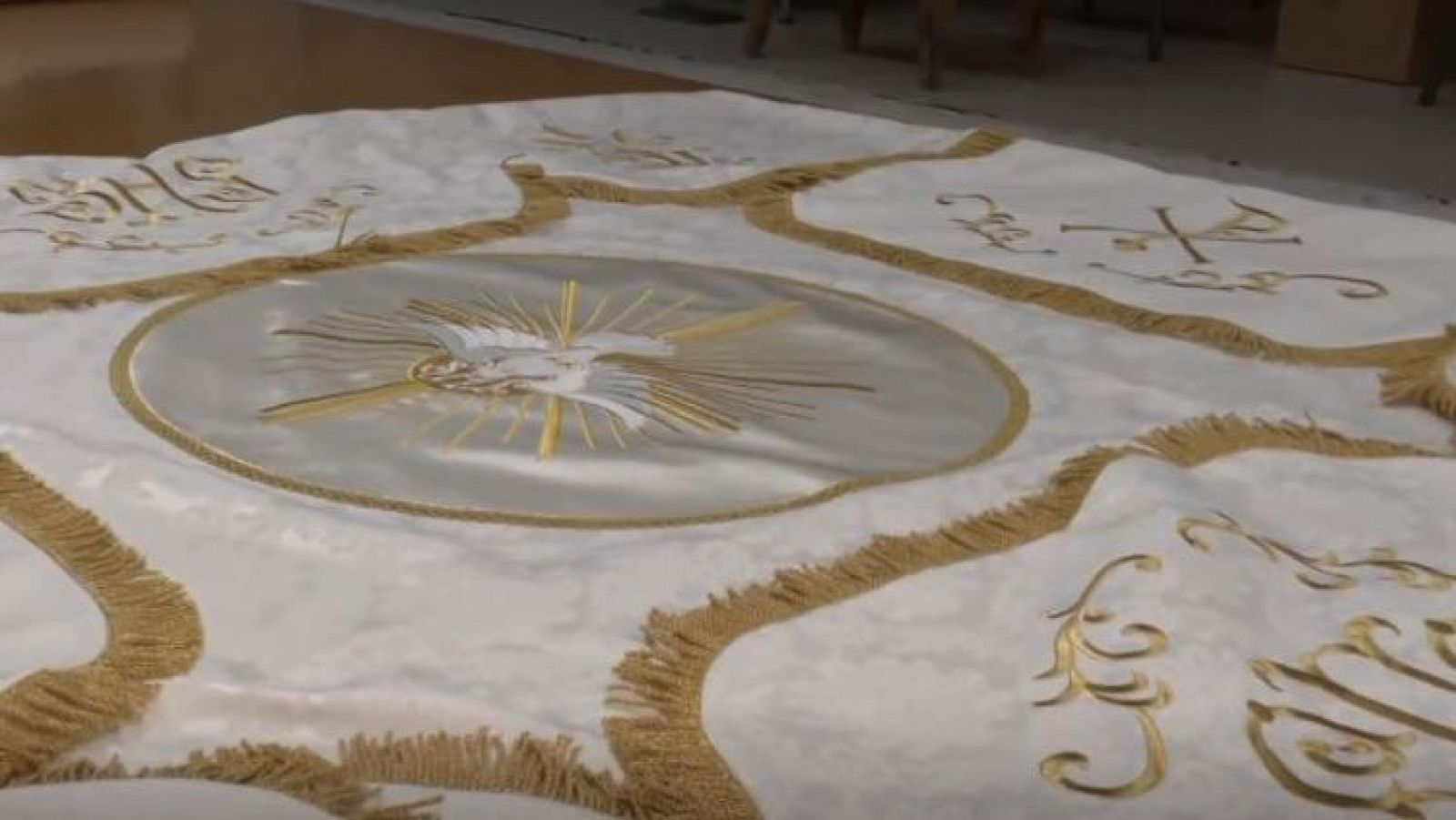 'ZaraSanta', el taller de Zaragoza que diseña y cose los trajes del Papa en su visita a España - Directo al grano | Ver