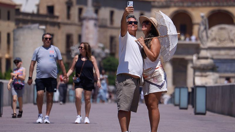 Vacaciones algo más baratas en España | Ver