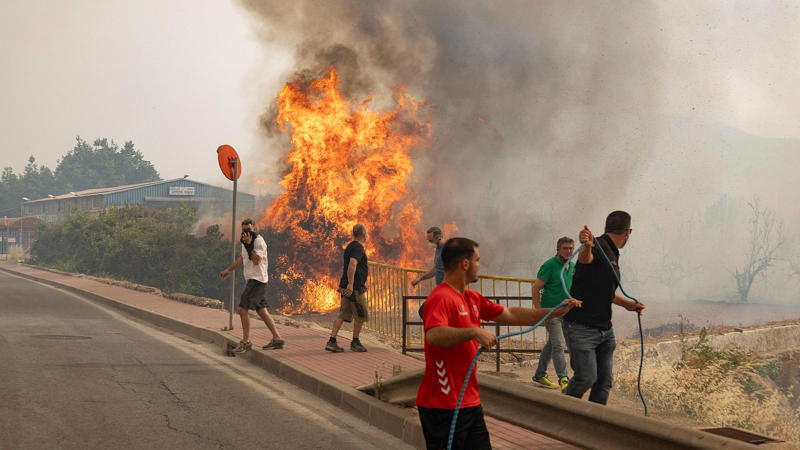 Varios vecinos dejan sus casas en Murcia por el incencio - La tarde en 24h | Ver