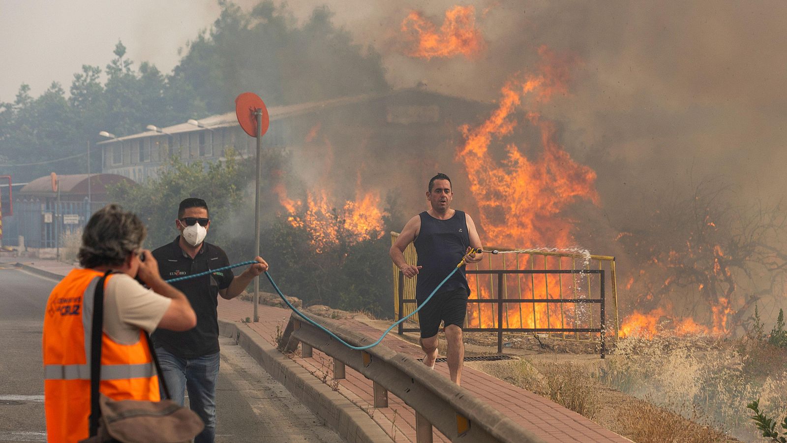 Un incendio forestal en Murcia obliga a desalojar a 50 familias - Telediario 2 | Ver