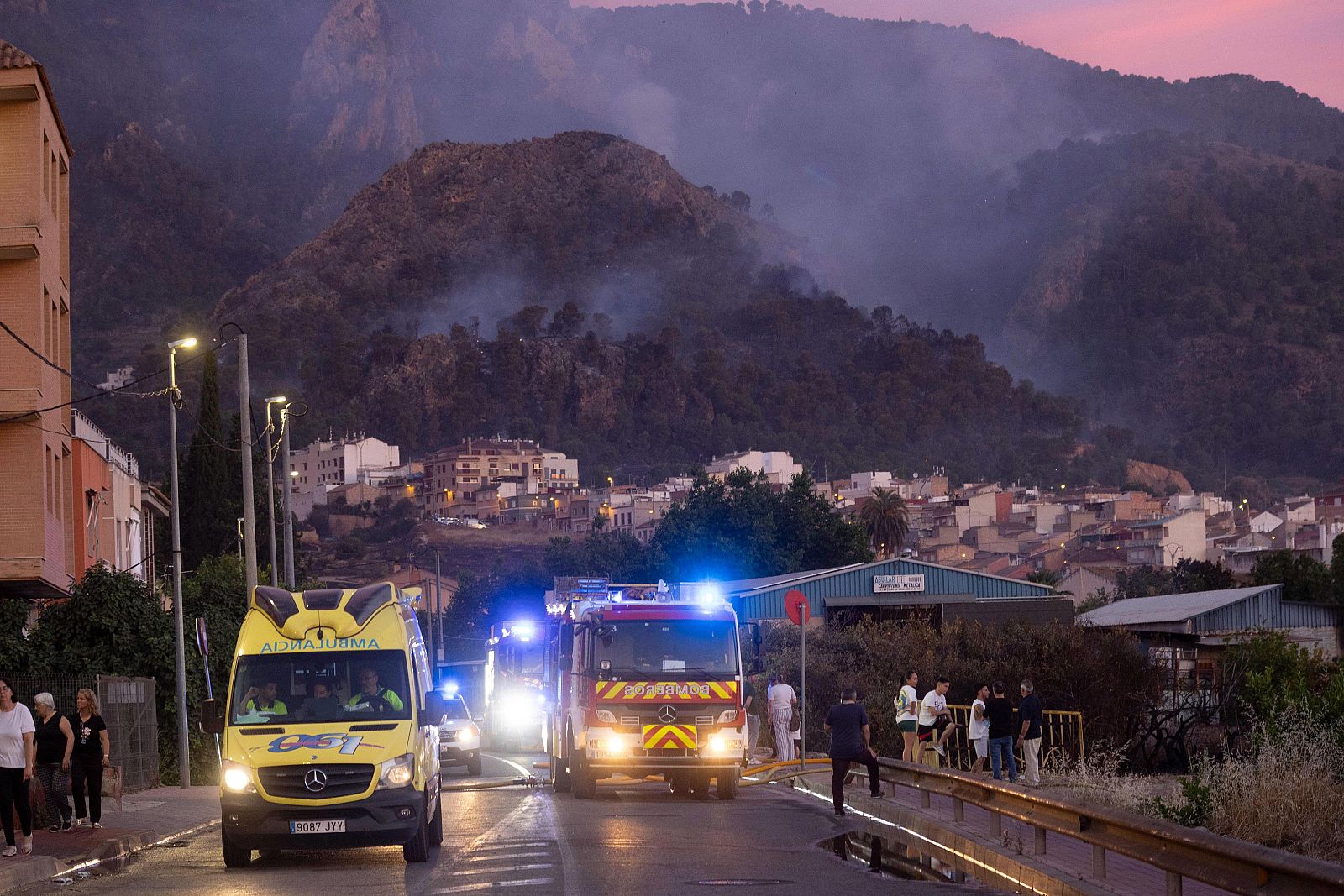 Mejora la previsión del incendio forestal de Murcia, que deja ya más de 100 hectáreas calcinadas | Ver