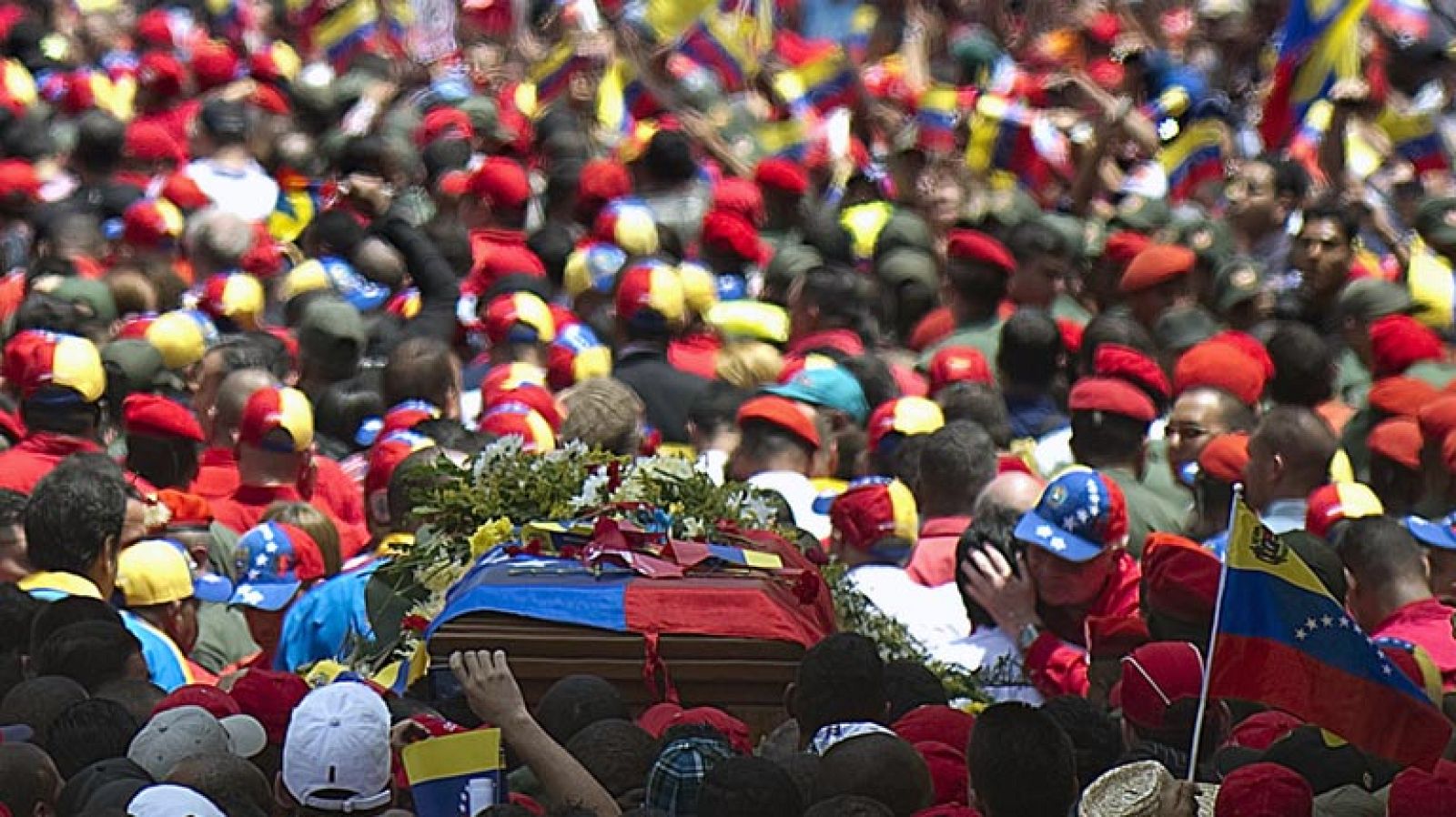 La Marea Roja , una enorme multitud de ciudadanos venezolanos, se ha echado a las calles para acompañar al coche que trasladaba el féretro de Hugo Chávez.