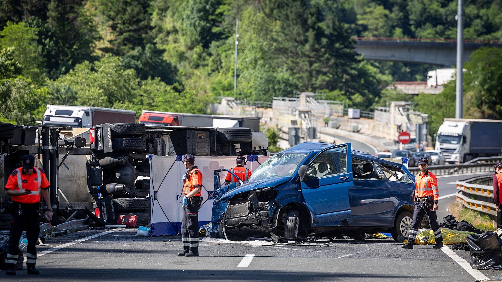 Cinco policias forales mueren en un accidente de trafico - Telenavarra | Ver