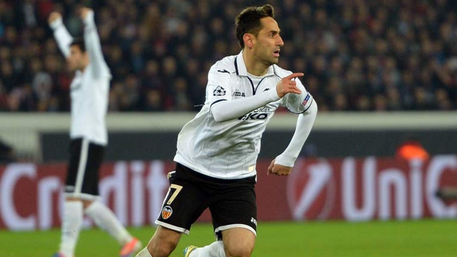 El jugador brasileño del Valencia Jonas ha adelantado a su equipo con un golazo en el minuto 55 de juego, ante el Paris Saint-Germain, poniendo el 0-1 en el marcador.