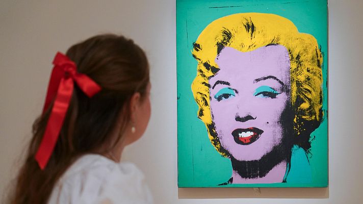 Telediario 1 - Una exposición reúne en Londres los mejores retratos de Marilyn Monroe por su centenario