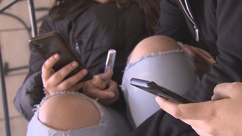 Padres riojanos piden controlar el uso de las pantallas dentro de clase | Ver