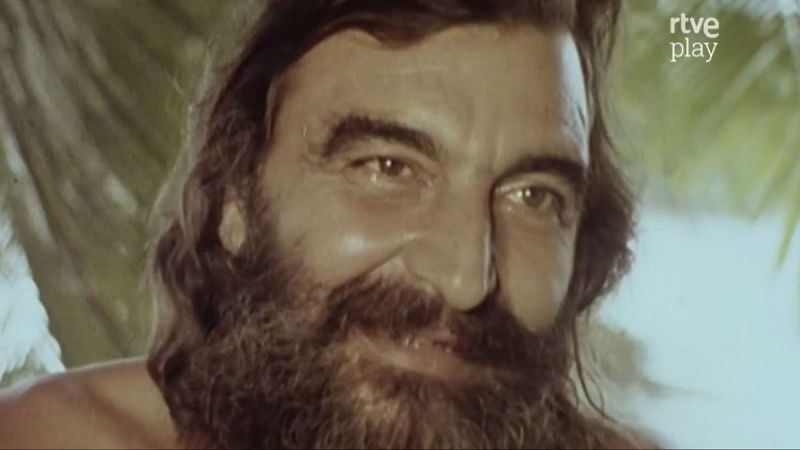 Miguel de la Quadra-Salcedo sonr�e c�lidamente en un primer plano con fondo natural y el logo de rtve play.
