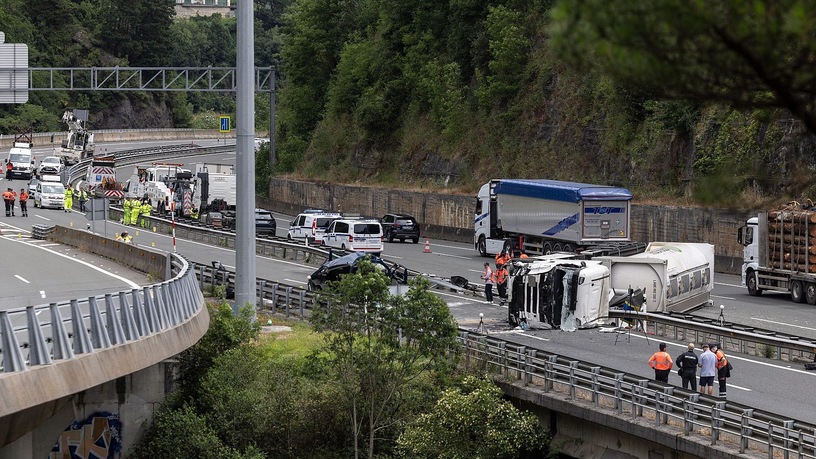 Investigan la muerte de cinco policías en Elgoibar, Navarra | Ver