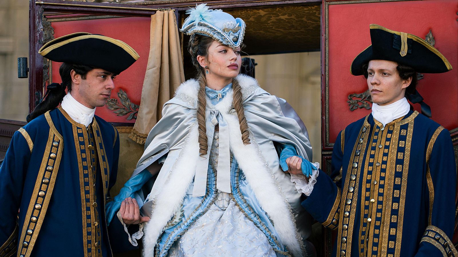 La actriz Lydia Pavón presenta al nuevo personaje que va a revolucionar 'Valle Salvaje: Manuela, la hija de don Hernando y hermana de Leonardo, una divertida joven que dará que hablar.