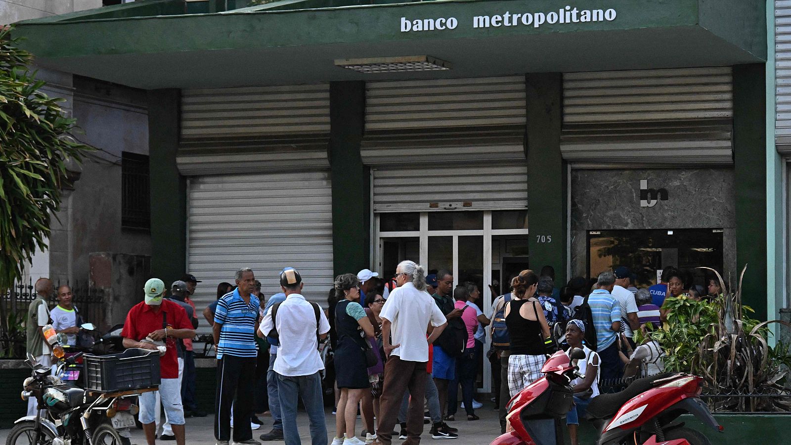 La crisis en Cuba se agrava: Visa y Mastercard dejan de operar en la isla | Ver ahora