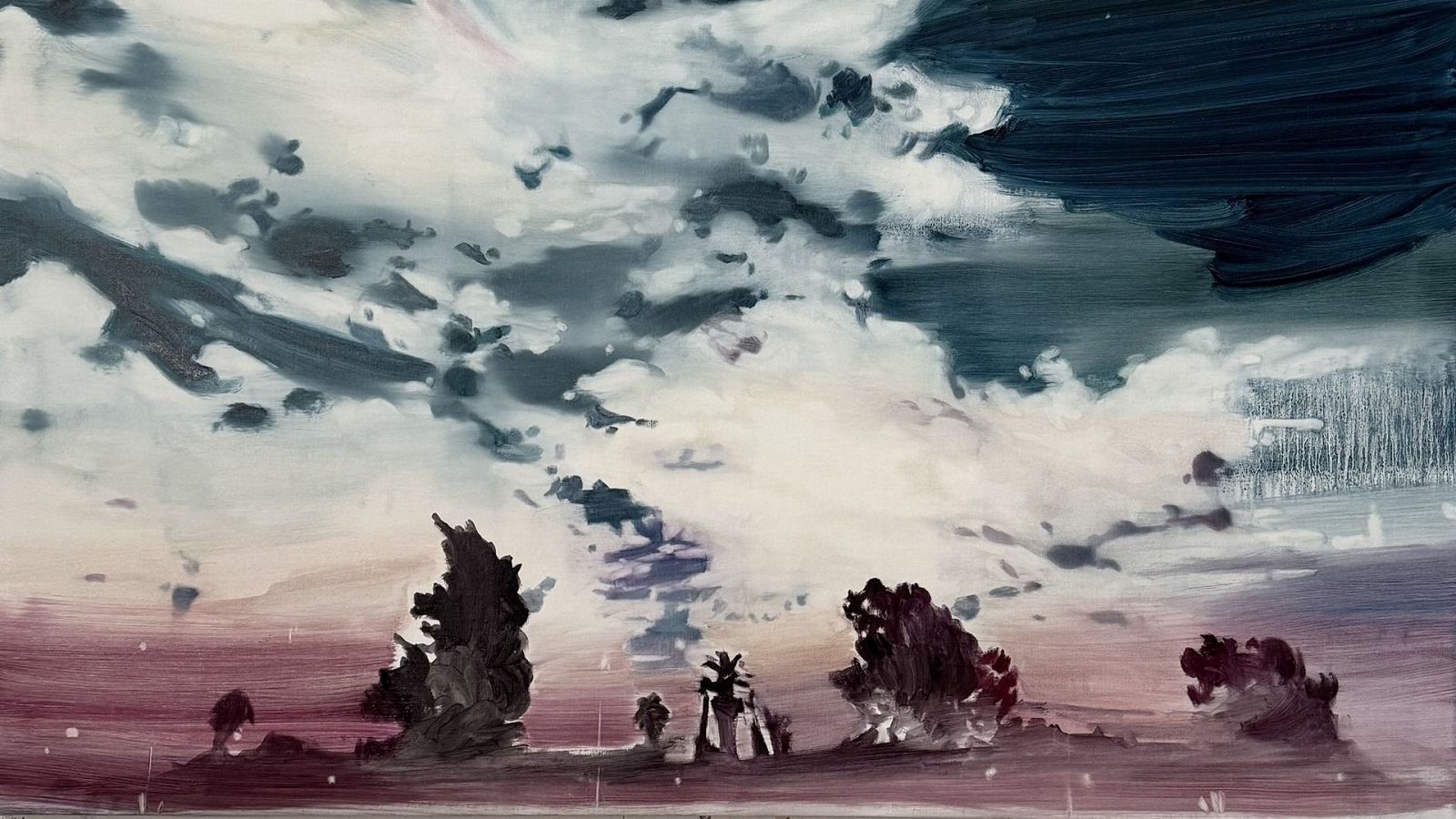Paisaje expresionista con un cielo tormentoso y un horizonte púrpura y magenta, adornado con siluetas de árboles.