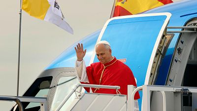 El papa León XIV saluda a los reyes en su aterrizaje en España
