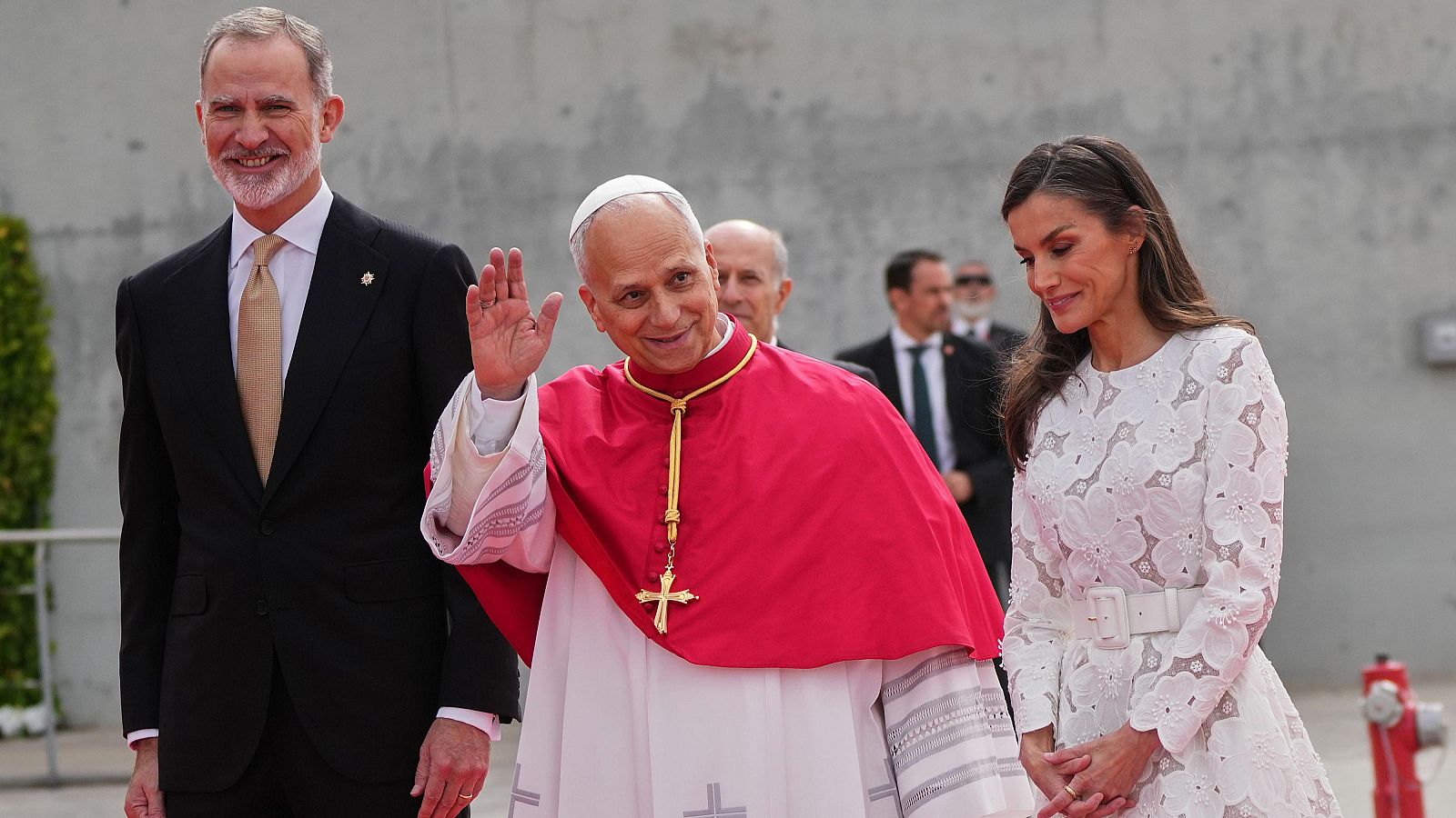 El papa León XIV aterriza en España - RTVE Noticias Vídeo | Ver