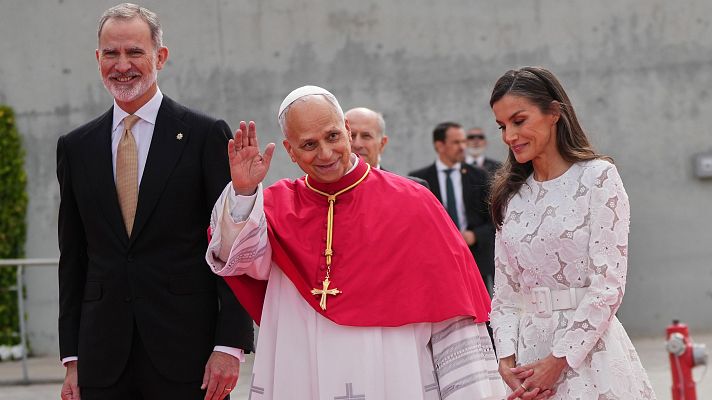 RTVE Noticias Vídeo - El papa León XIV saluda a los reyes en su aterrizaje en España