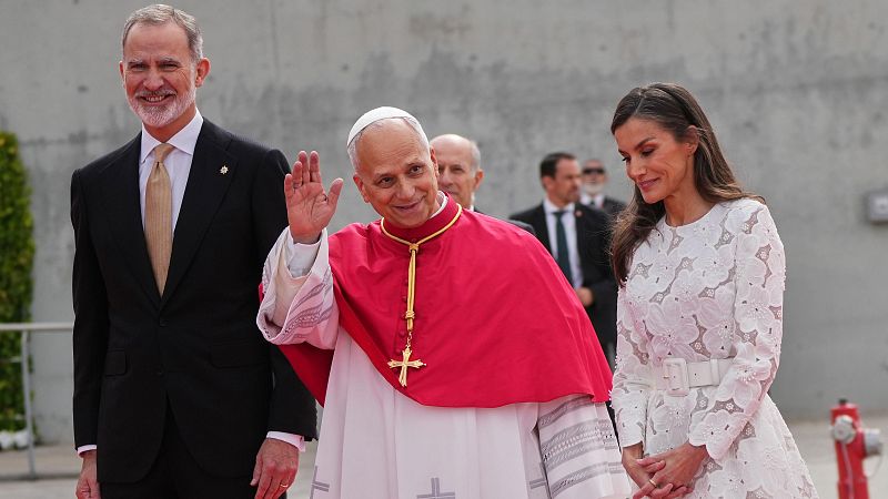 El papa León XIV aterriza en España - RTVE Noticias Vídeo | Ver