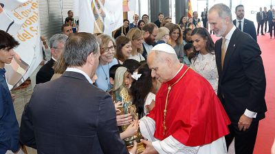 Varias familias reciben al papa León XIV entre aplausos en España