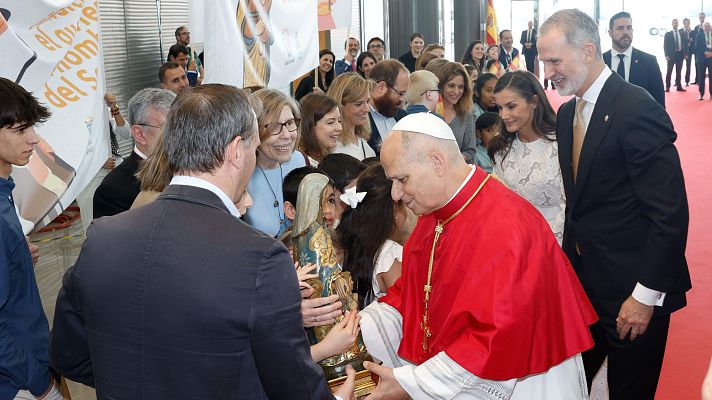 RTVE Noticias Vídeo - Varias familias reciben al papa León XIV entre aplausos en España