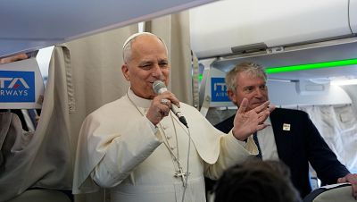 León XIV, a bordo del avión: "Estoy muy contento de realizar este viaje a España"