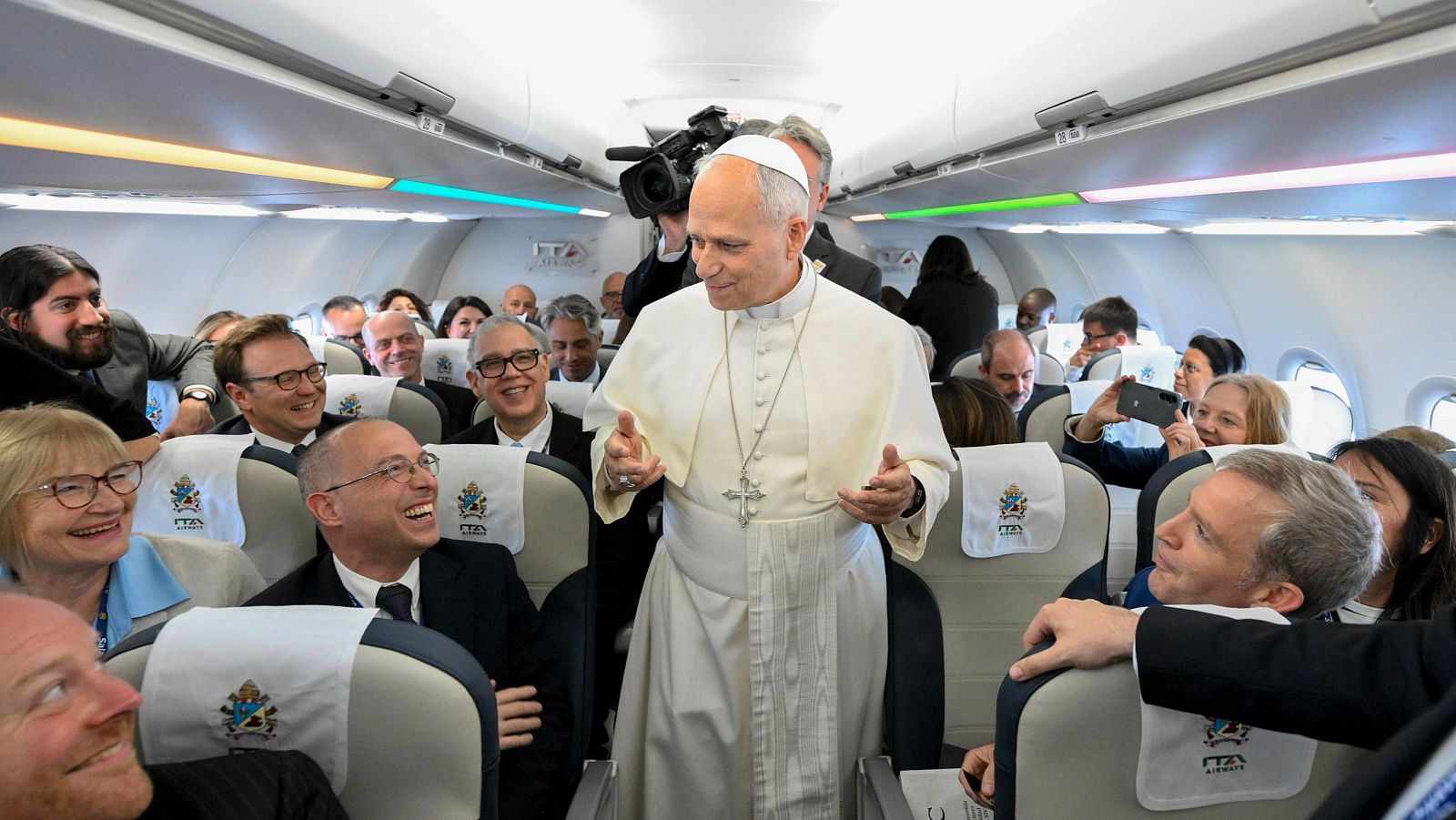 León XIV habla de la guerra en Ucrania o los abusos en la iglesia en su viaje de avión - RTVE Noticias Vídeo | Ver