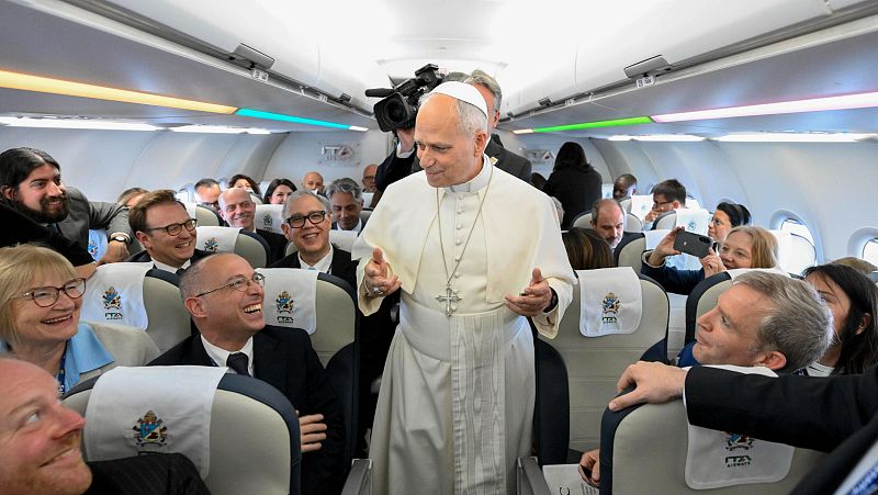 León XIV habla de la guerra en Ucrania o los abusos en la iglesia en su viaje de avión - RTVE Noticias Vídeo | Ver