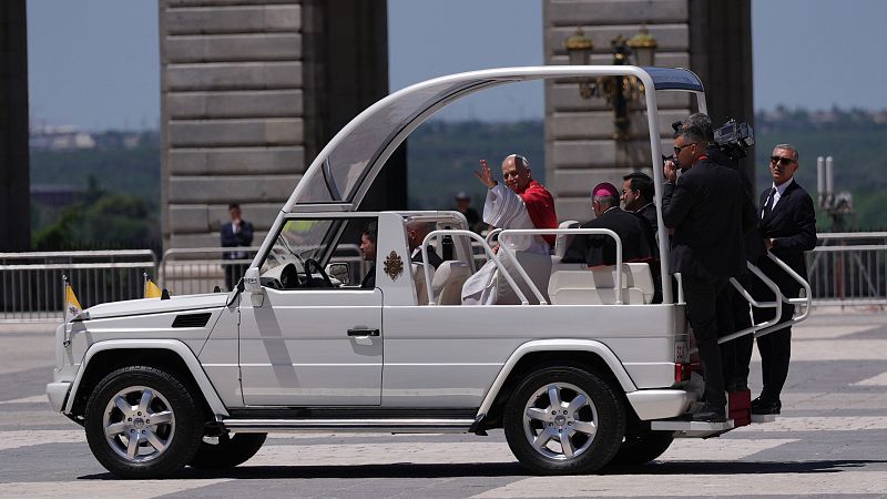 Le�n XIV sale con papam�vil del Palacio Real para�recorrer Madrid - RTVE Noticias V�deo | Ver