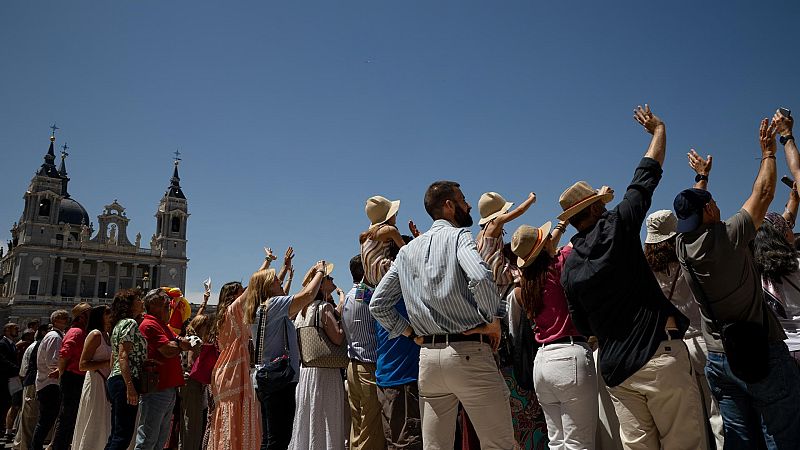 Unas 130.000 personas llenan Madrid por la visita del papa - Telediario Fin de Semana | Ver