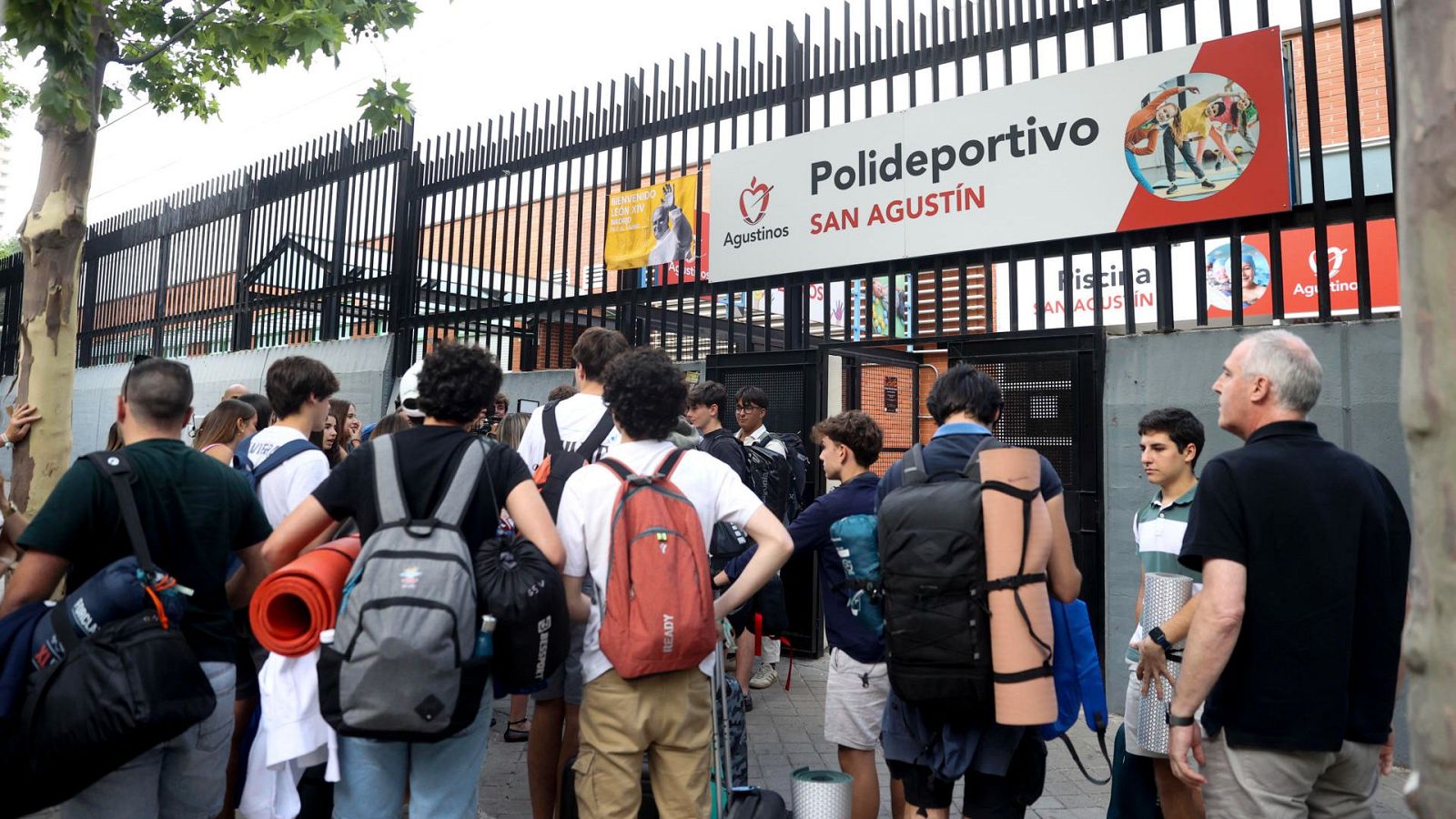 Miles de fieles pasarán la noche en hoteles improvisados en Madrid - Telediario Fin de Semana | Ver