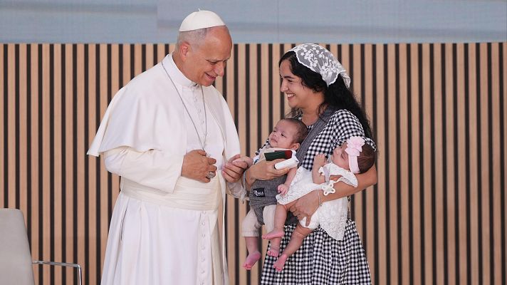 Especiales informativos - Personas vulnerables entregan sus regalos al papa en el CEDIA: "Tenía miedo y angustia pero la Iglesia nos acogió"