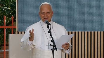 El papa, "un madrile�o m�s" ante los invisibles en un centro de C�ritas: "La caridad no admite demoras"