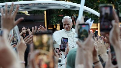 El papa llega a la plaza de Lima para la vigilia con los jóvenes