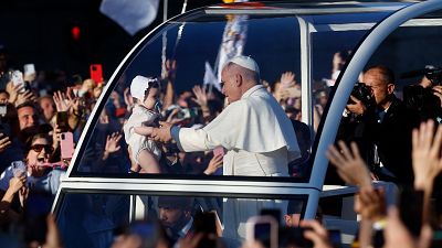 �Qui�nes son Gianluca Gauzzi y Lo�c Rossier, los encargados de seguridad que acercan los beb�s al papa para bendecirlos?
