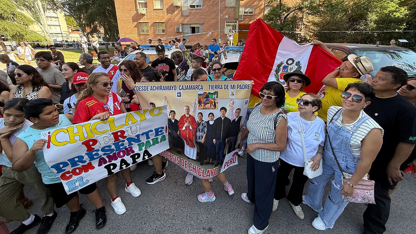 Peruanos en Madrid y el papa León XIV | Ver