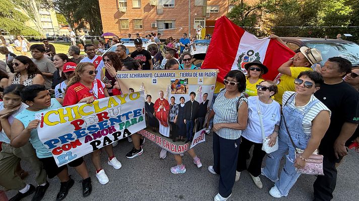  - Peruanos en Madrid, esperando al papa León