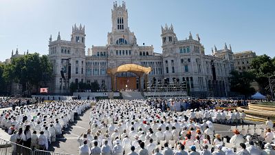 Una gran iglesia al aire libre: los símbolos de la misa y procesión en Cibeles