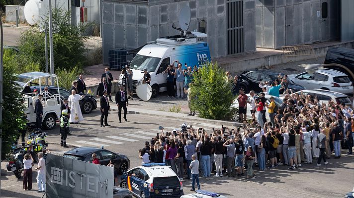 El papa saluda a los trabajadores de Torrespaña